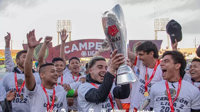 Cusco FC se coronó campeón de la Liga 2 y recibió trofeo con letras faltantes