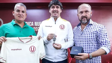 Jean Ferrari junto a representantes de la marca presentaron el reloj de colección por los 100 años / Foto: Universitario de Deportes