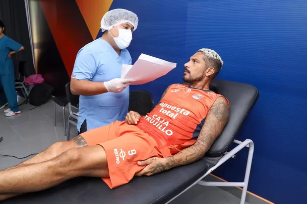 Paolo Guerrero pasó por la revisión médico. | Foto: @clubucv