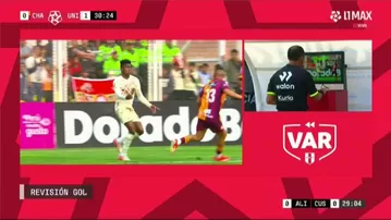 Edison Flores colocó el 1-0 para la 'U', pero se anuló por mano