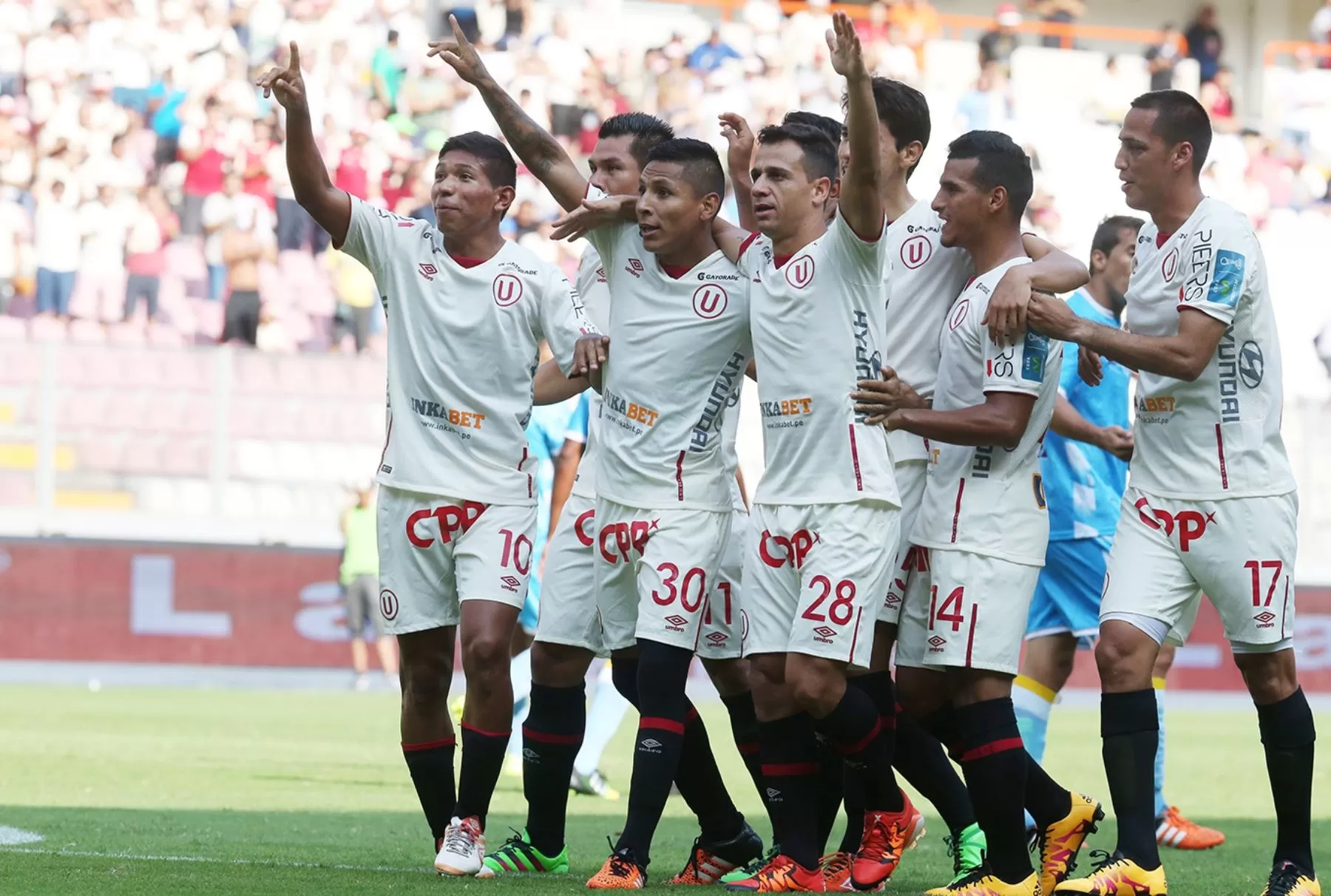 Flores, Ruidíaz y Trauco salieron campeones del Torneo Apertura 2016.