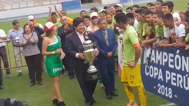 Edwin Oviedo fue pifiado al entregar la Copa Perú al campeón Molinos El Pirata