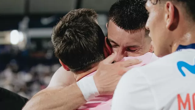 El argentino de Alianza Lima llegó hasta las lágrimas al encontrarse con su ídolo de toda la vida. | AD