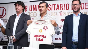 Fabián Bustos posó con la camiseta del cuadro que dirigirá en el año de su Centenario / Foto: Universitario de Deportes