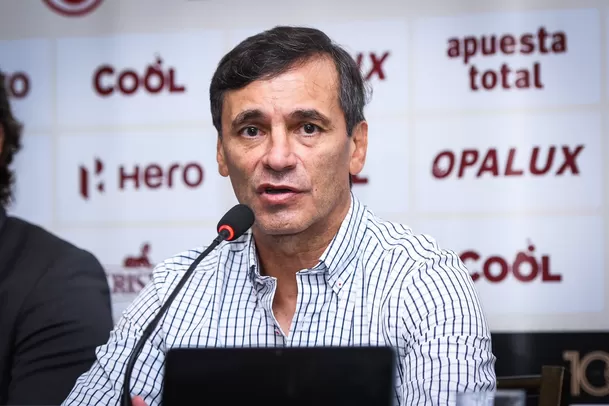 Fabián Bustos fue presentado en conferencia de prensa junto a su comando técnico / Foto. Universitario de Deportes