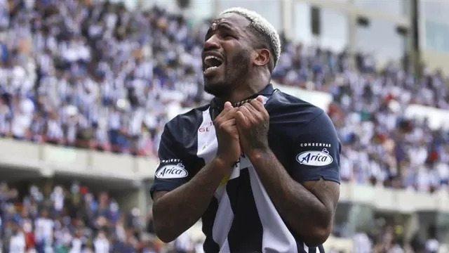 Jefferson Farfán criticó el manejo de Alianza Lima y destacó lo hecho por Universitario en el año. 