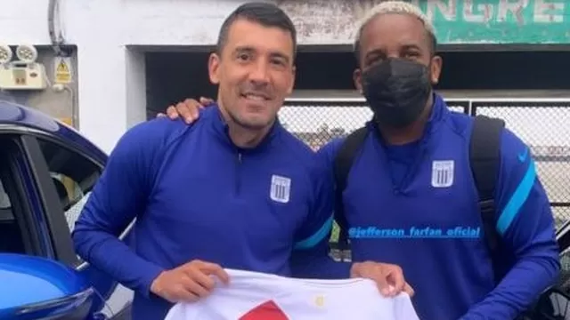 Farfán le regaló su camiseta de la selección peruana al &#39;Pájaro&#39; Benítez