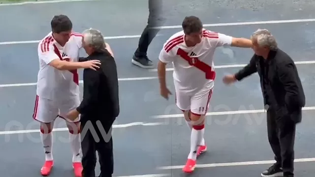 Jean Ferrari y Néstor Gorosito se abrazaron previo al duelo de leyendas en el estadio Nacional / Captura / Ovación