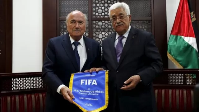 FIFA: Palestinos insisten a Blatter en suspender a Israel