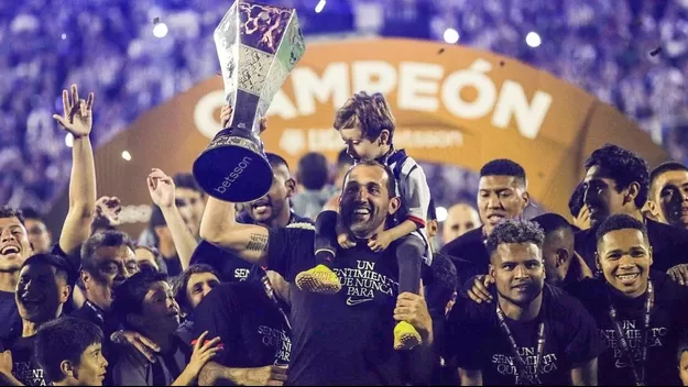 Fernando Farah, del Fondo Blanquiazul: Hernán Barcos debería ser dirigente en el futuro