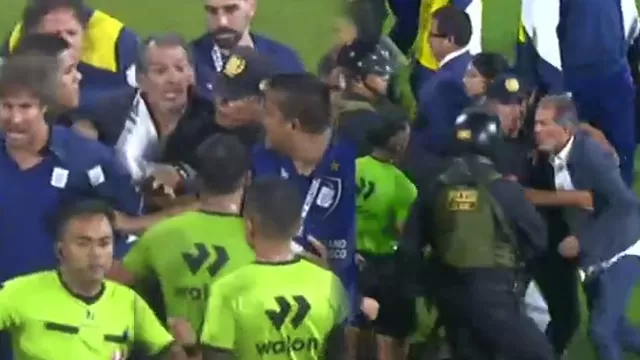 Franco Navarro se metió a la cancha y reclamó el polémico arbitraje en derrota de Alianza Lima / L1 MAX