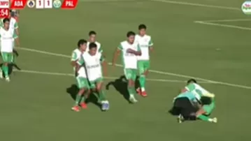 Futbolista le propinó fuerte patada a árbitro en la Copa Perú