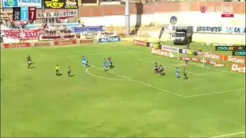 Sorprendió a todos: el golazo de tiro libre de Alzugaray para el triunfo de Universitario en Tarma
