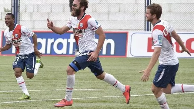 El &#039;Lobo&#039; Vigil le dedic&oacute; su gol al &iacute;dolo de Alianza Lima.