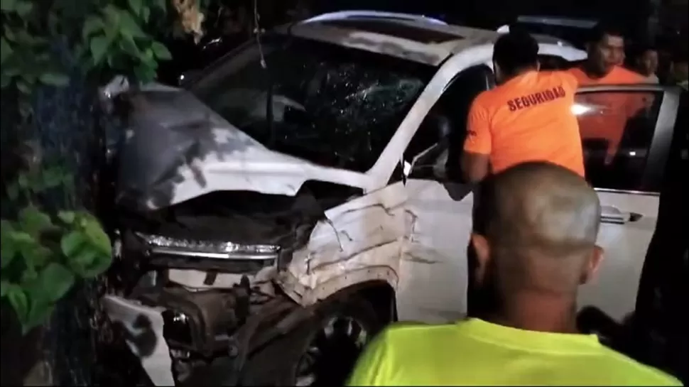 Héctor Zeta destrozó la parte delantera de su camioneta. | Foto: Diario Voces