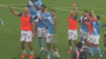 Hernán Barcos festejó triunfo de Sporting Cristal vs Alianza Lima junto a la hinchada
