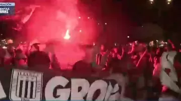 Hinchas de Alianza Lima realizaron enorme banderazo en Cajamarca