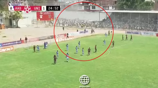 Sobre los 24 minutos del primer tiempo, un grupo de seguidores de Universitario se metieron a la fuerza al Estadio Campeones del 36. | Video: L1 Max.