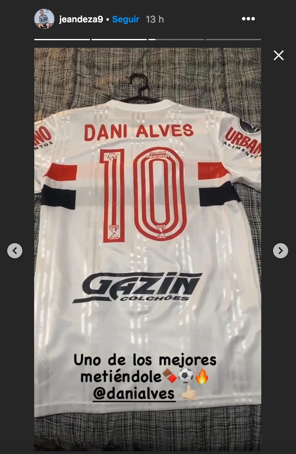 Jean Deza acabó feliz con la camiseta de Dani Alves | Foto: Instagram.