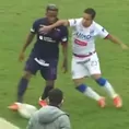 Jefferson Farfán recibió dura falta de Jesús Barco en el Alianza Lima vs. Mannucci