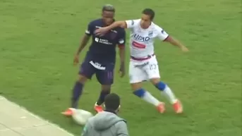 Jefferson Farfán recibió dura falta de Jesús Barco en el Alianza Lima vs. Mannucci