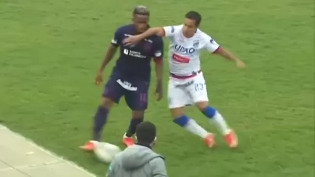 Jesús Barco le entró con fuerza a Jefferson Farfán. | Video: América Televisión (Fuente: Gol Perú)