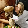 Jesús Barco sorprendió a Melissa Klug con un oso de peluche gigante, globos y tulipanes