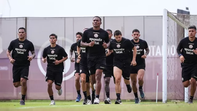 El lateral ecuatoriano no fue titular en el amistoso de Universitario ante Atlético Grau en Campo Mar esta mañana. | Foto: Universitario