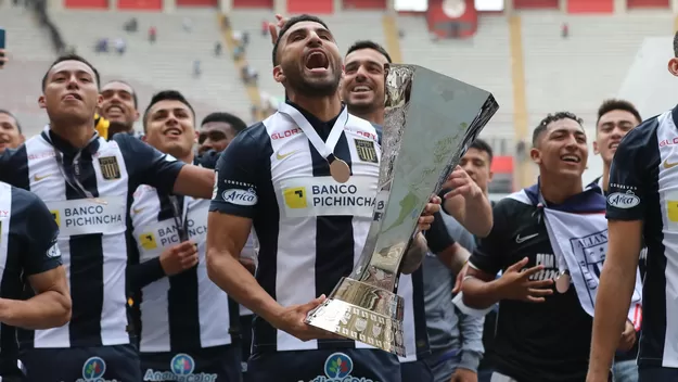 Josepmir Ballón se convirtió en el futbolista en actividad con mayor cantidad de títulos