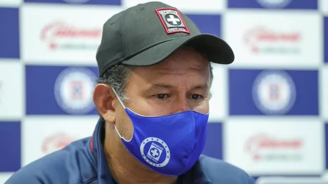 El DT peruano brindó su primera conferencia como entrenador de Cruz Azul. | Foto: Cruz Azul