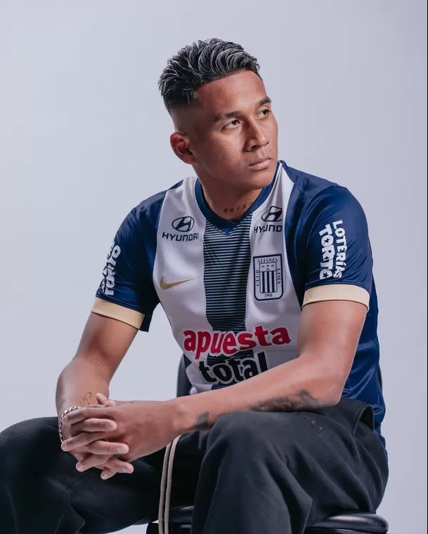 Josué Estrada posando con la camiseta de Alianza Lima / Foto: Alianza Lima Josué Estrada posando con la camiseta de Alianza Lima / Foto: Alianza Lima