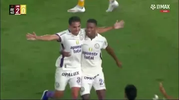 Lisandro Alzugaray colocó el balón para marcar el 3-0 de Universitario sobre Juan Pablo II