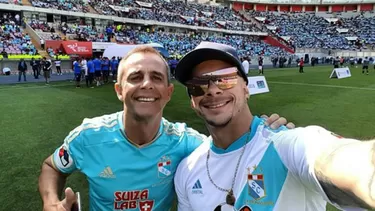 Mario Hart celebrando con Julinho el &amp;uacute;ltimo t&amp;iacute;tulo de Sporting Cristal.