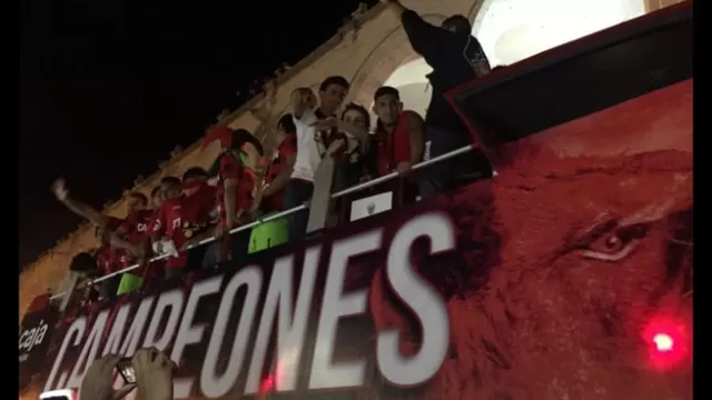 Melgar campeón: jugadores e hinchas celebran en Plaza de Armas de Arequipa