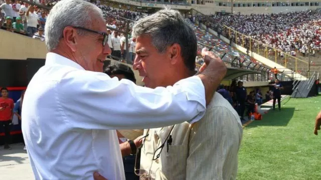 El abrazo de Gregorio Pérez y Pablo Bengoechea en el clásico del 8 de marzo. | Foto: Liga 1