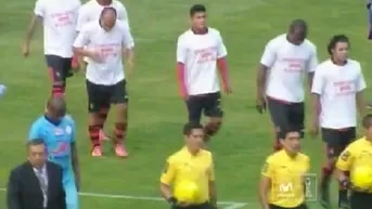 Melgar salió al campo con polos contra el racismo en apoyo a Jhoel Herrera