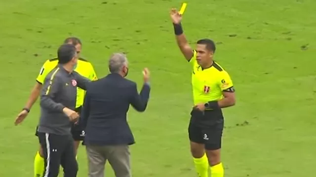 Mario Viera fue amonestado por su reclamo. | Video: Gol Perú