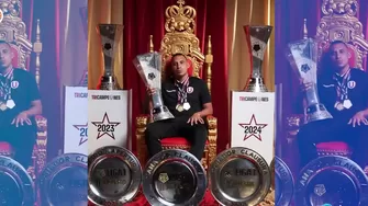 Los protagonistas del tercer título consecutivo crema posaron con sus copas en una gran sesión de fotos. | AD