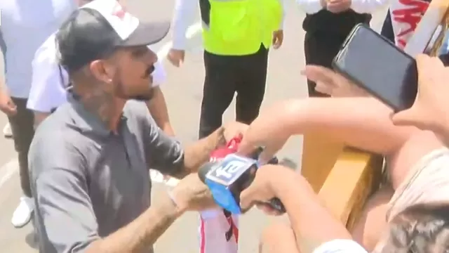 Paolo Guerrero tuvo contacto con los hinchas. | Video: Canal N