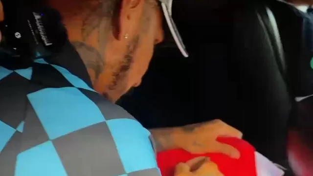Paolo Guerrero firmó camiseta peruana en camino hacia el aeropuerto