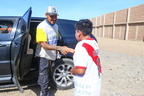 Paolo Guerrero le cumplió el sueño a niño. | Foto: UCV