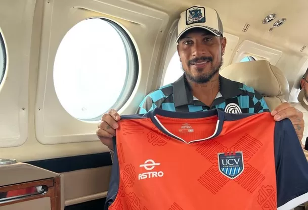 Paolo Guerrero posó con la camiseta de César Vallejo antes de viajar a Trujillo. | Foto: UCV