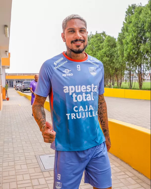 Paolo Guerrero listo con la ropa de entrenamiento de la UCV. | Foto: UCV.