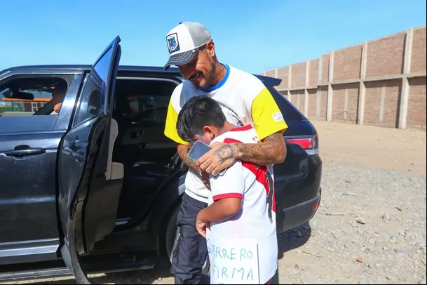 Paolo Guerrero le cumplió sueño a niño. | Foto: UCV