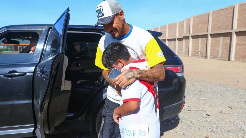 Paolo Guerrero le cumplió sueño a niño. | Foto: UCV