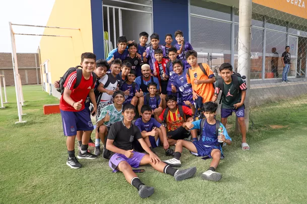 Paolo Guerrero compartió con los niños de la academia de la UCV. | Foto: UCV.