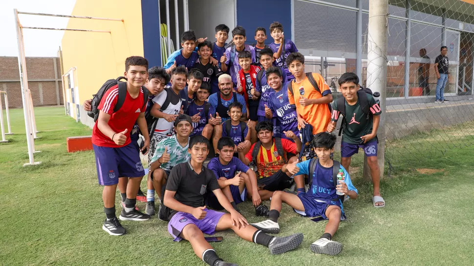 Paolo Guerrero compartió con los niños de la academia de la UCV. | Foto: UCV.