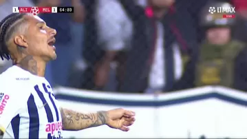 Paolo Guerrero y su reacción tras ser cambiado en Alianza Lima