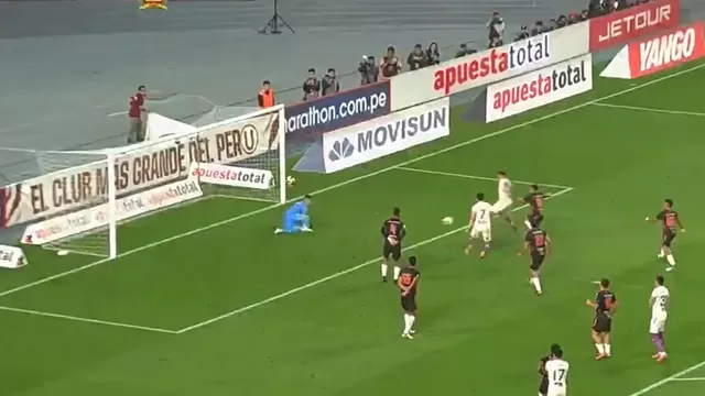 Martín Pérez no pudo sacarle provecho a un rebote en el área y erró el 2-1 de Universitario ante Ayacucho / Captura / GOLPERÚ