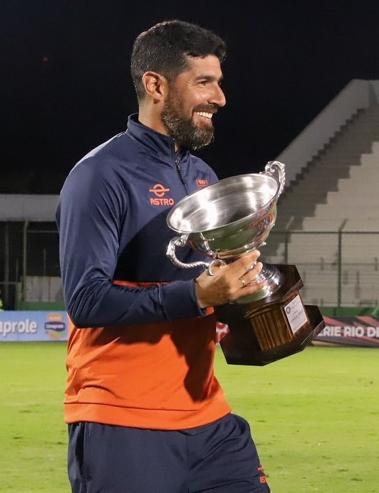 Sebastián Abreu recibe la copa que lleva su nombre / Foto: Facebook UCV
